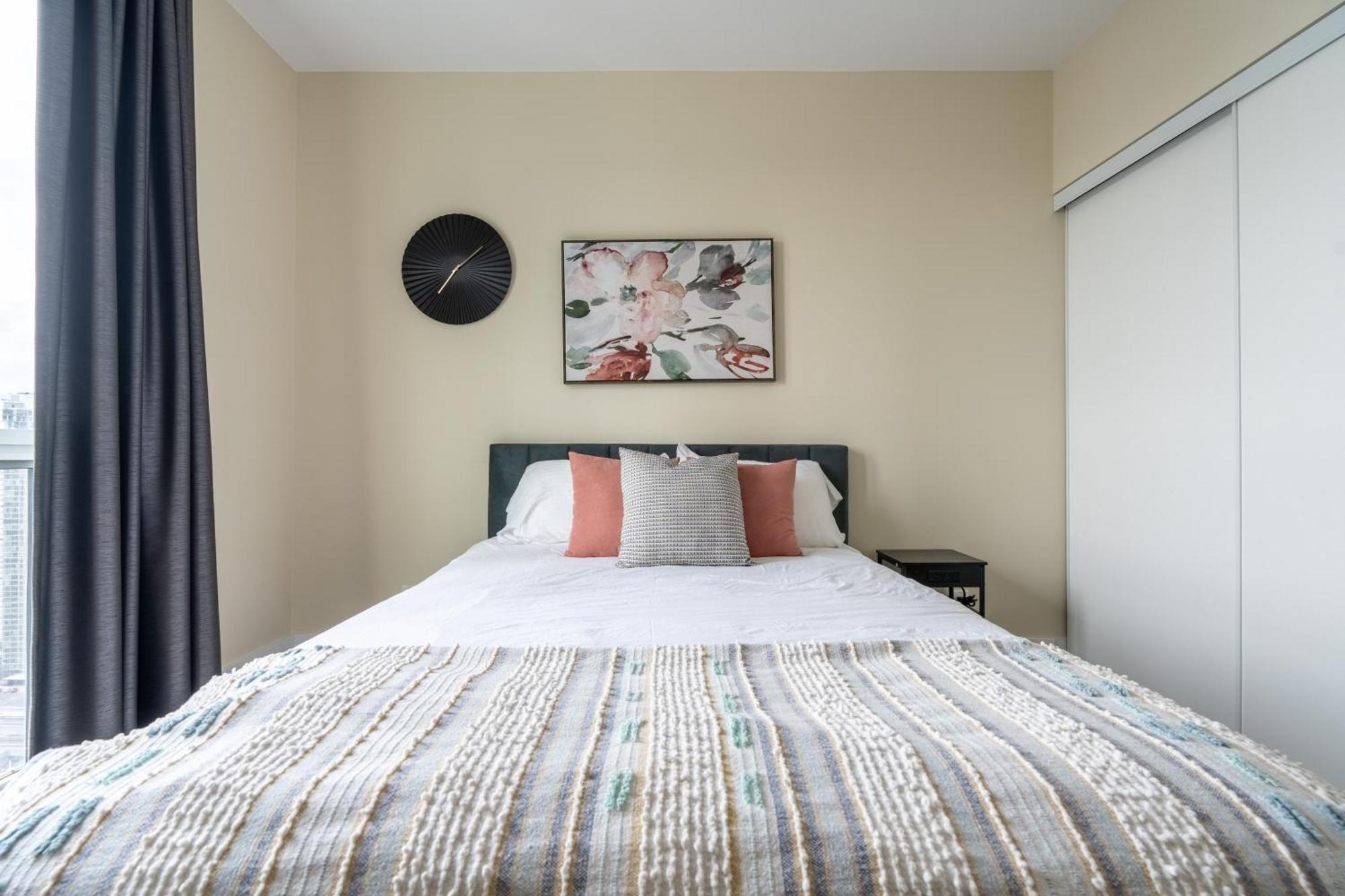 Globalstay Modern Downtown Apartment Торонто Экстерьер фото