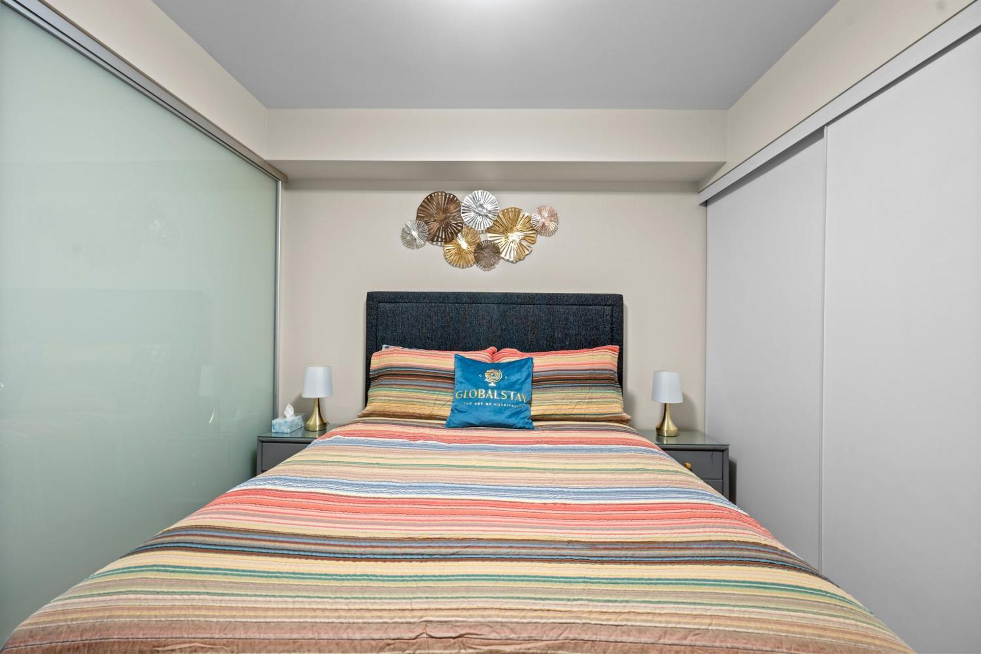 Globalstay Modern Downtown Apartment Торонто Экстерьер фото
