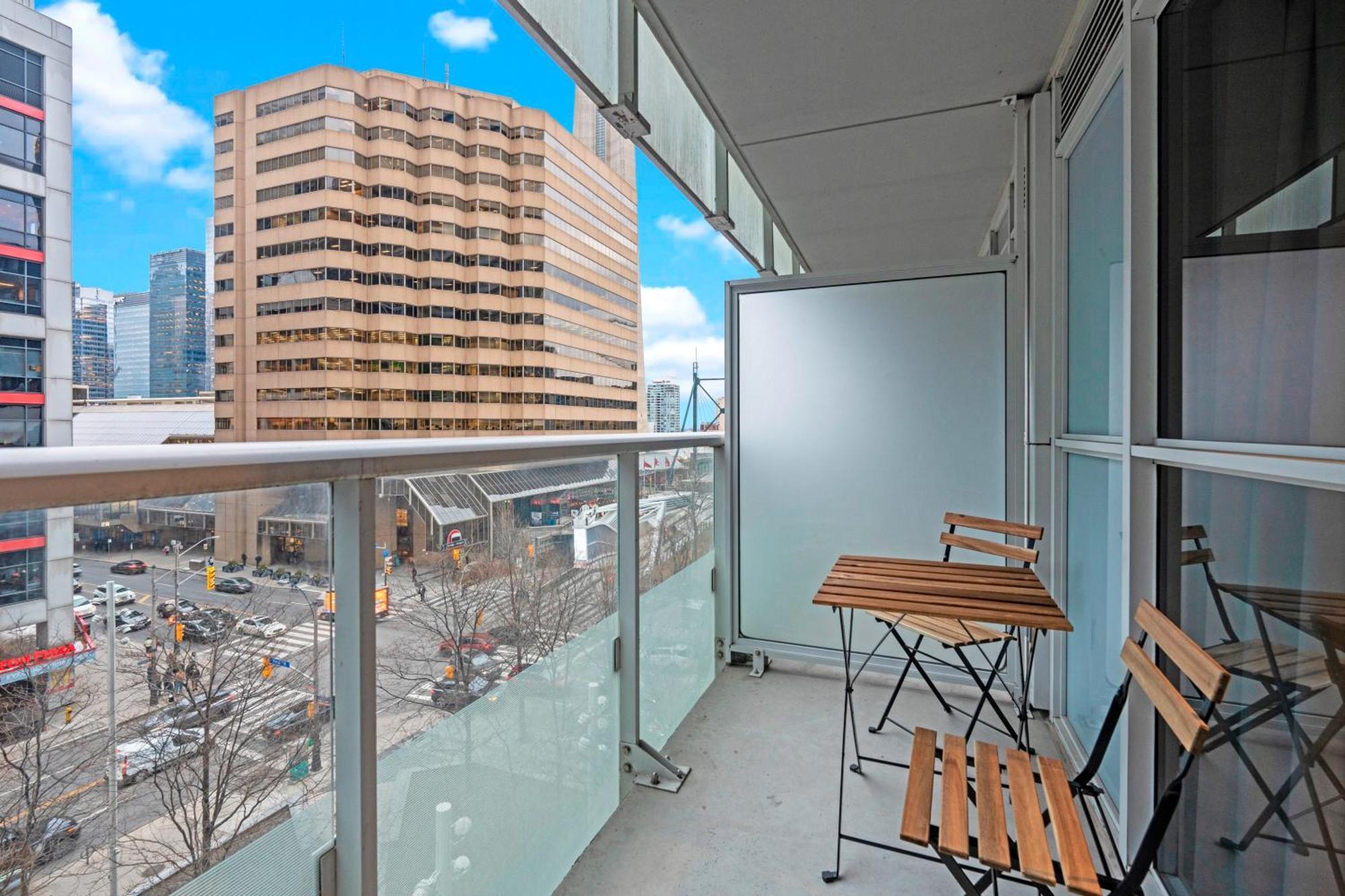 Globalstay Modern Downtown Apartment Торонто Экстерьер фото
